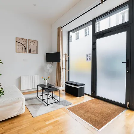 Appartement A Deux Pas Des Halles A *