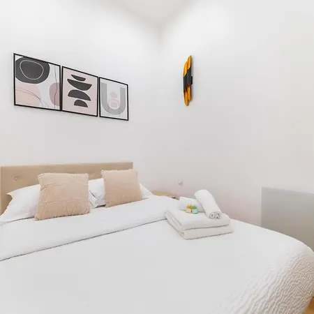 Appartement A Deux Pas Des Halles A *